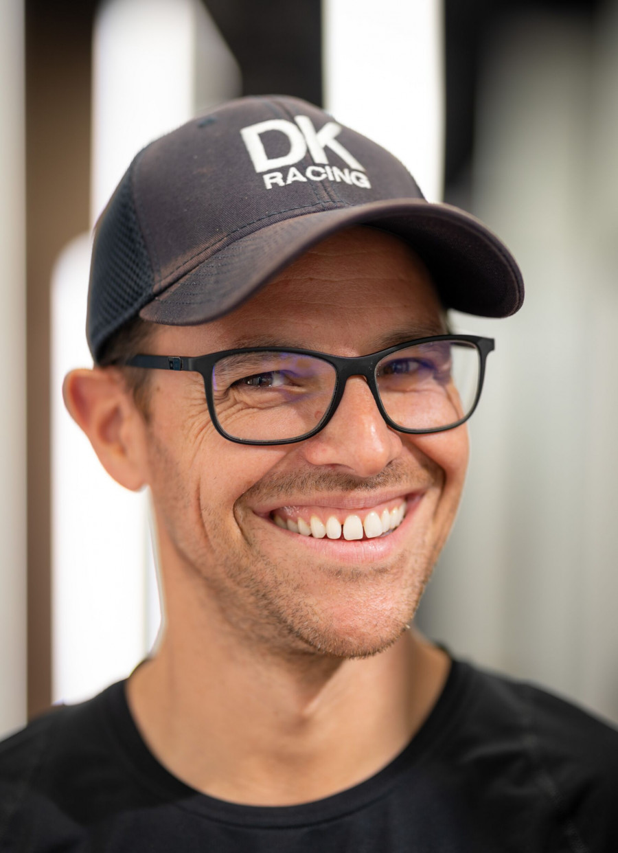 Nahaufnahme Headshot mit Brille und Laecheln