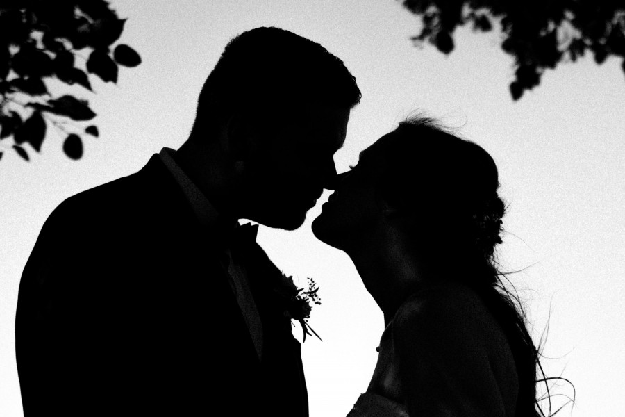 Silhouette eines Brautpaares im Gegenlicht