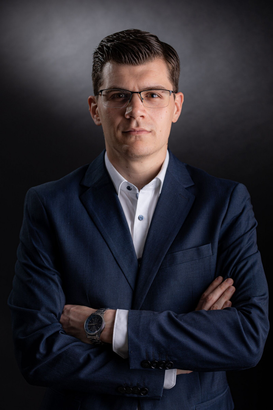 Business-Portrait im Anzug vor hellem Hintergrund