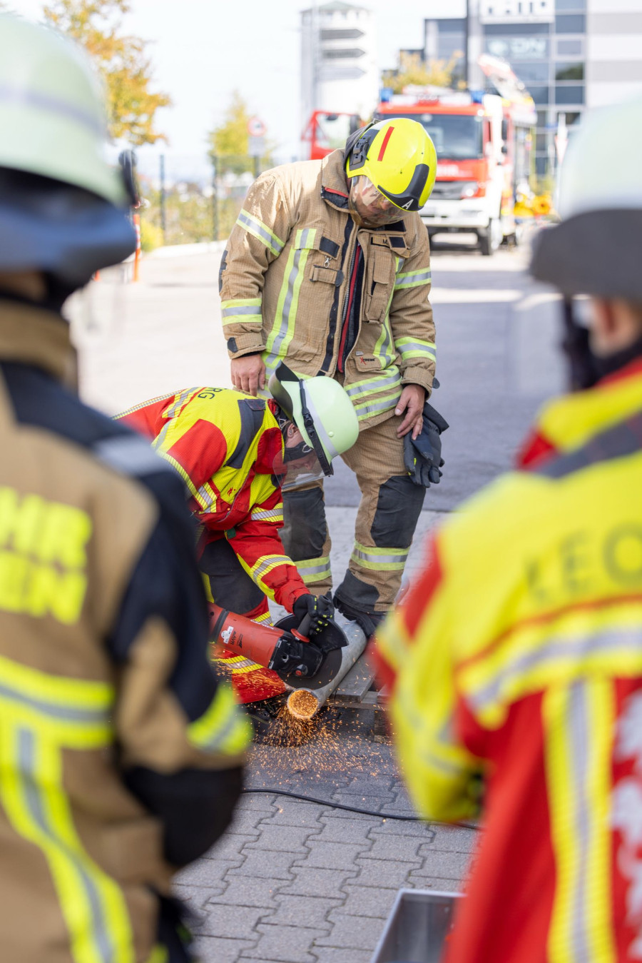 Feuerwehrleute bei der technischen Hilfeleistung, Funkenflug am Trennschleifer