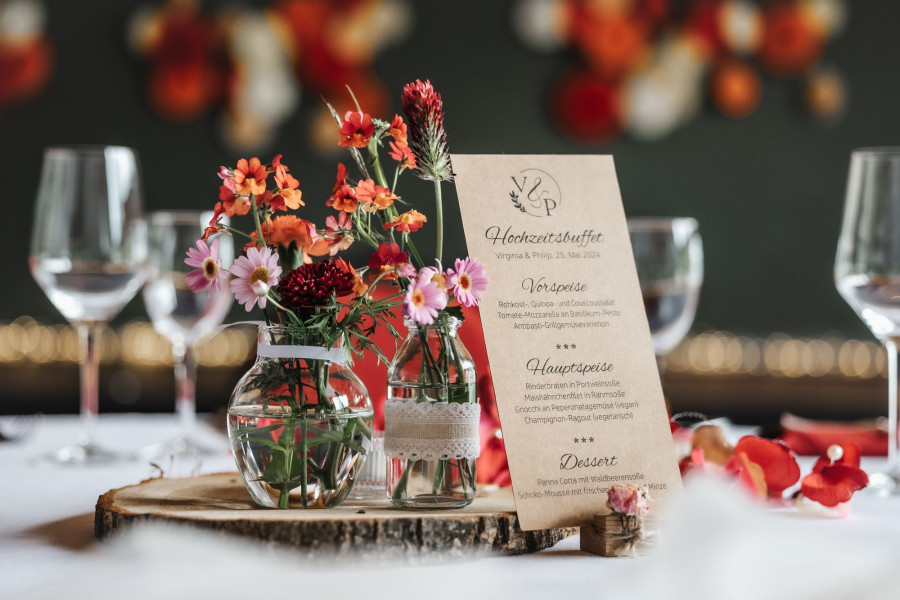 Festlich dekorierte Hochzeitstafel mit Blumenschmuck