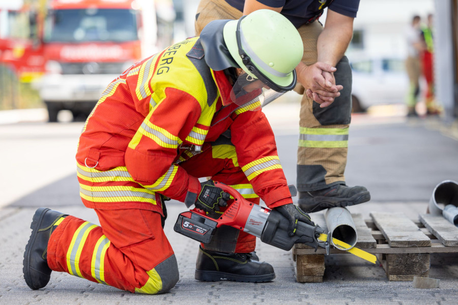 Feuerwehrmann trennt bei einer &Uuml;bung ein Rohr mit der Akkus&auml;ge