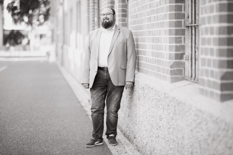 Business-Portrait im Freien in Schwarzweiss