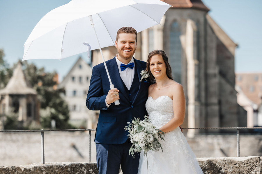 Brautpaar mit Sonnenschirm vor historischer Altstadt