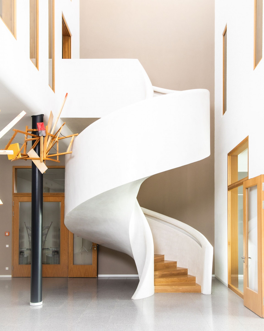 Skulpturales Treppenhaus mit Kunstinstallation