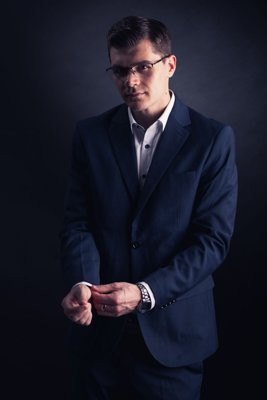 Business-Portrait im Anzug vor dunklem Hintergrund