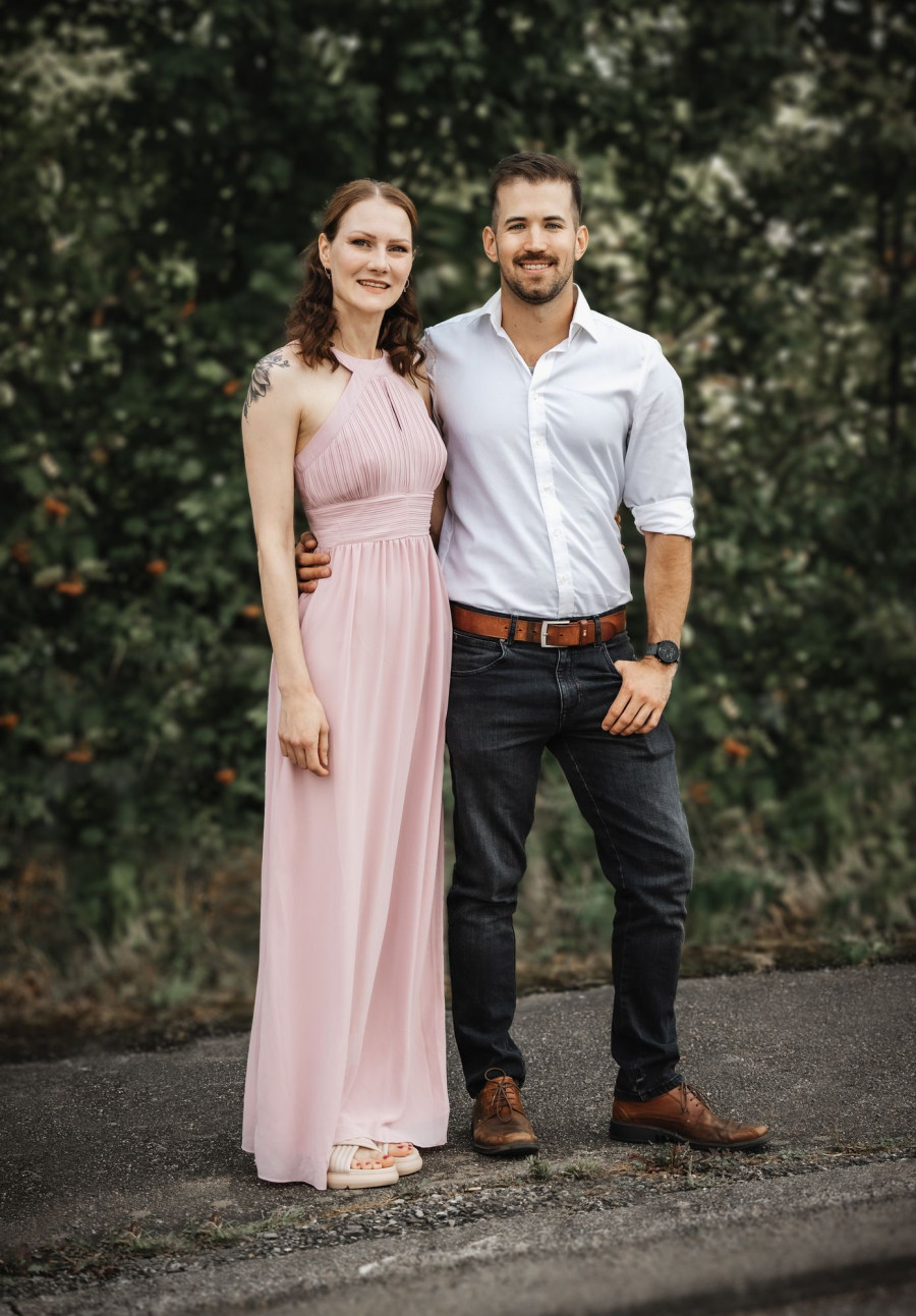 Brautpaar Steven und Marina im Gr&uuml;nen