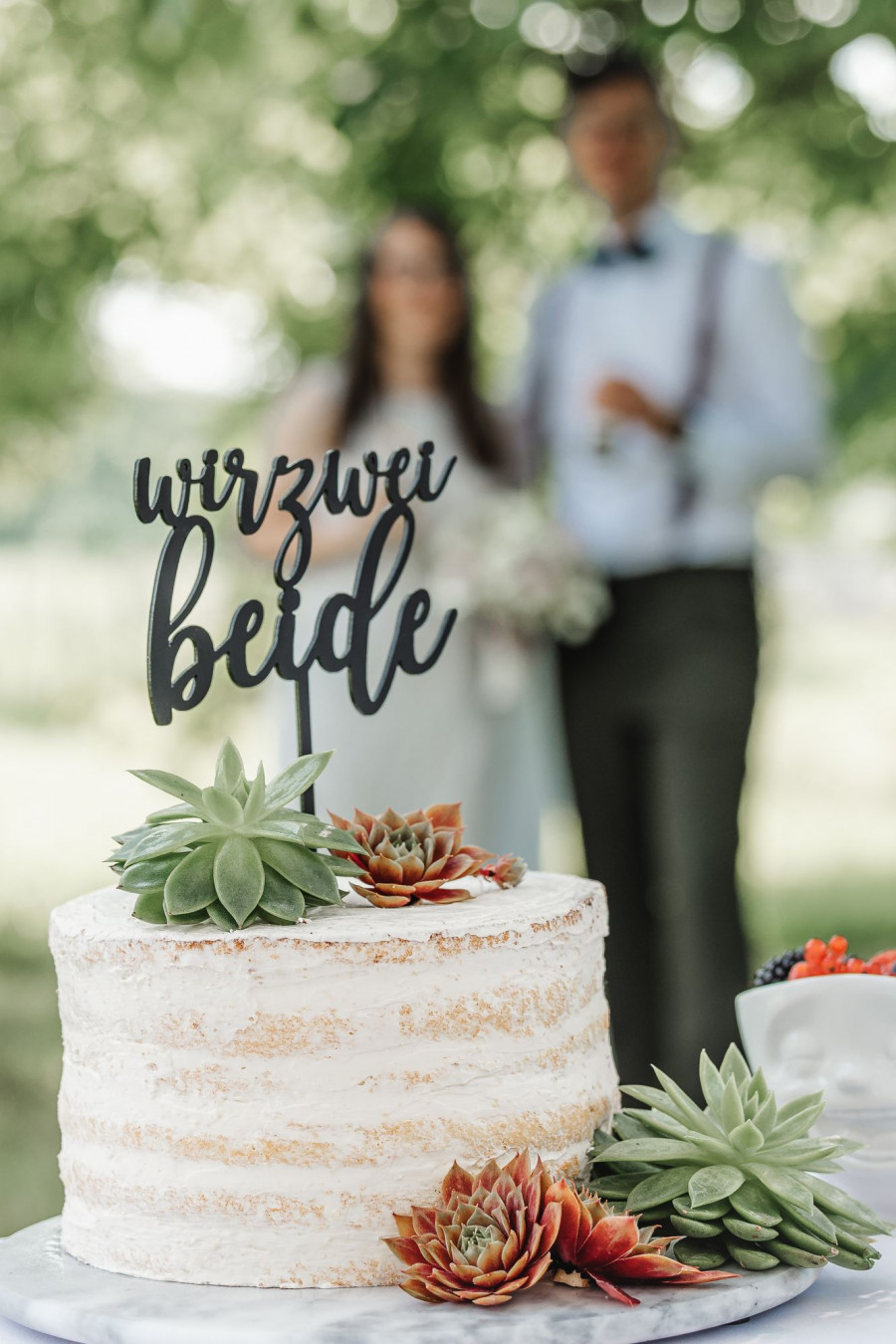 Hochzeitstorte mit dem Schriftzug wir zwei beide
