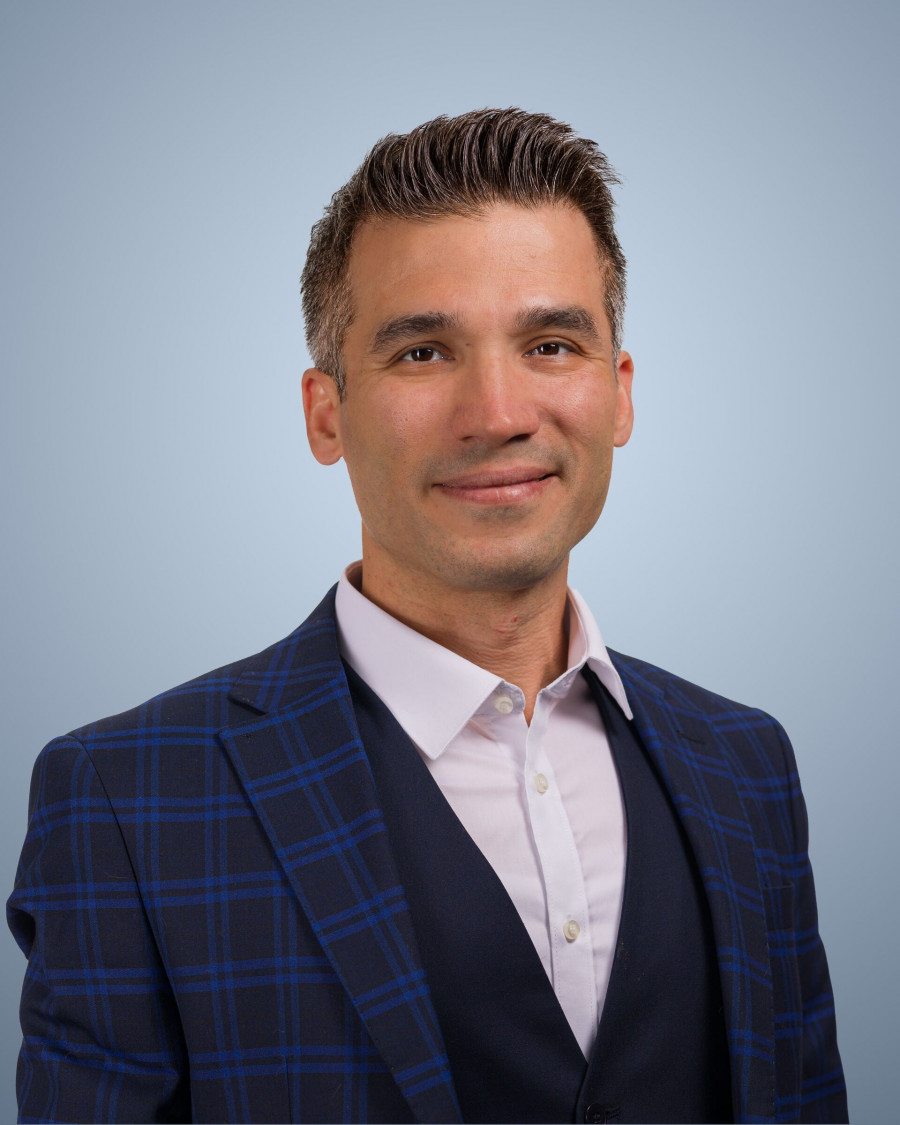 Professioneller Headshot im blauen Anzug