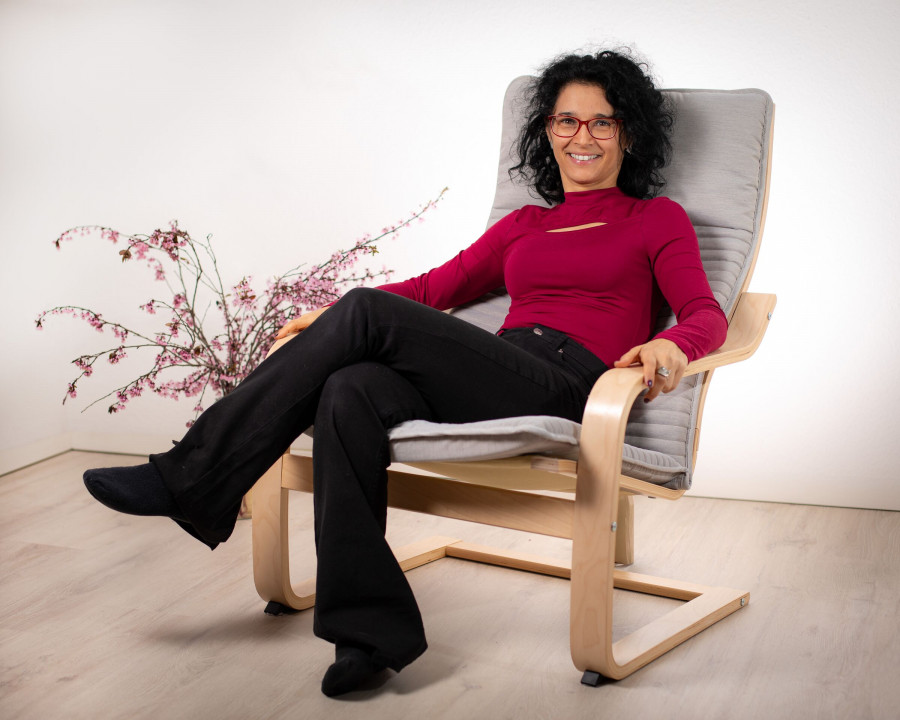 Entspanntes Portraet im Sessel mit Kirschblueten
